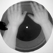 One-sided flexible record made of X-ray pattern – Односторонняя гибкая пластинка, сделанная из рентгеновского снимка