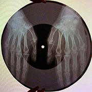 One-sided flexible record made of X-ray pattern – Односторонняя гибкая пластинка, сделанная из рентгеновского снимка