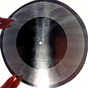 One-sided flexible record made of X-ray pattern – Односторонняя гибкая пластинка, сделанная из рентгеновского снимка